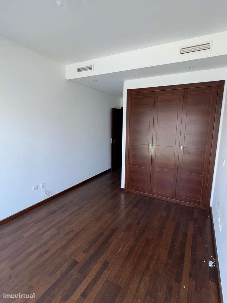 Imóvel de banco :T4 com varanda, garagem em Torres Vedras-23