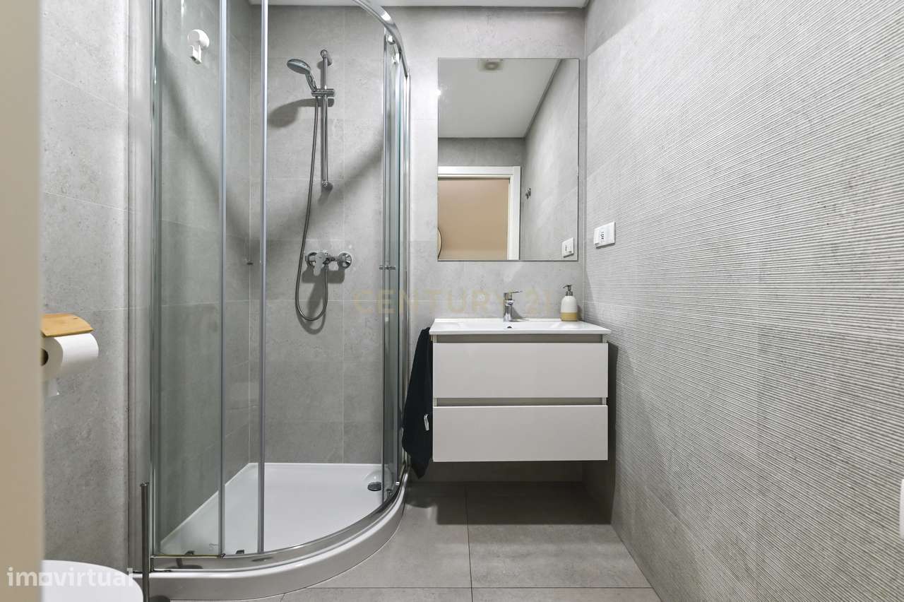 Elegante T2 com 2 Amplos Terraços e parqueamento  para Carro Elétrico-13