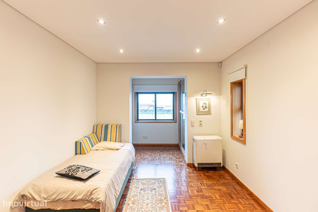 Moradia T3+1 Renovada com Vista Mar em Esmoriz-13