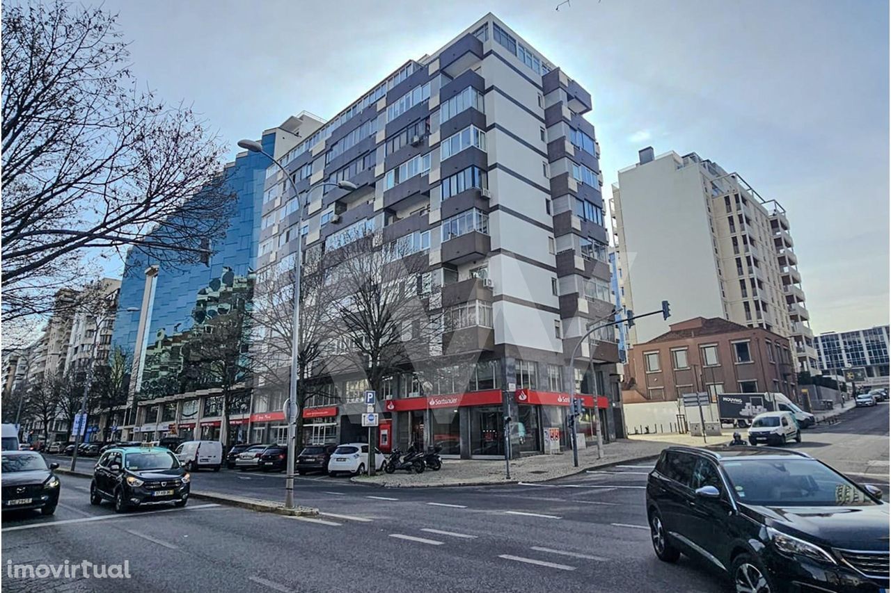 Apartamento T1, em edifício com porteiro, Junto á Praça de Espanha, Li