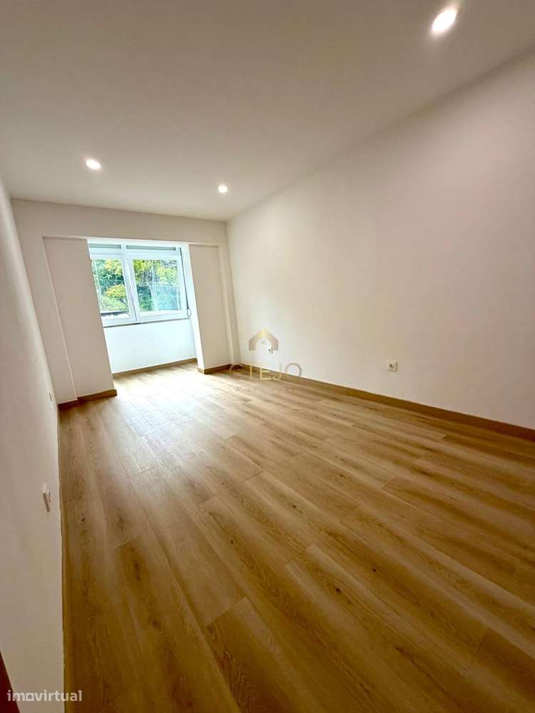 Apartamento T2 Totalmente Remodelado  No Centro da Bobadela-5