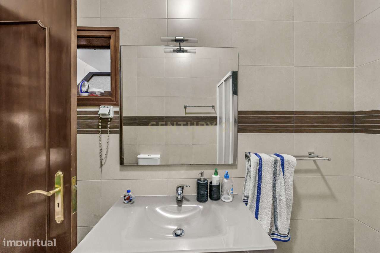 MORADIA T5 COM GARAGEM E PISCINA, 327 M² DE TERRENO PARA USUFRUIR-15