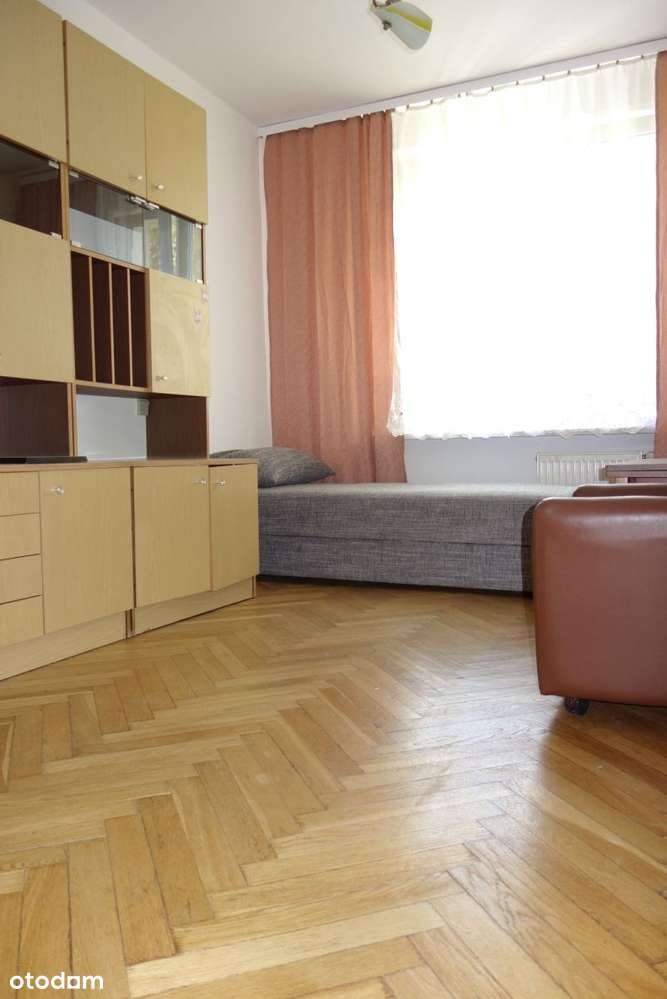 Trzy Pokoje w Niskim Bloku z Cegły-8