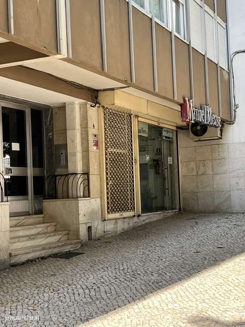 Oportunidade de Investimento, loja c/dois pisos em Benfica!-17