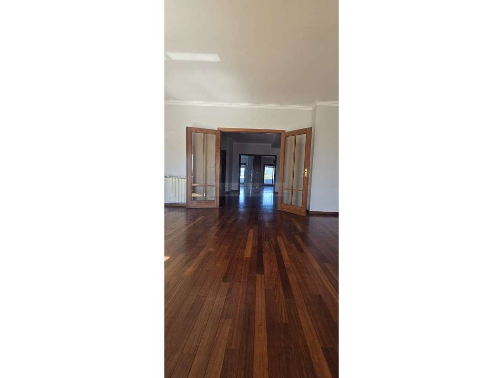 Excelente apartamento T5 Duplex-16
