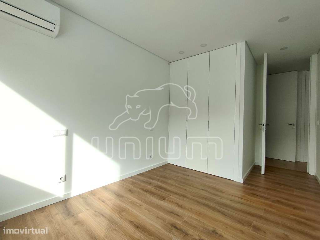 Apartamento T2 Novo com Varanda e Garagem em Darque-3