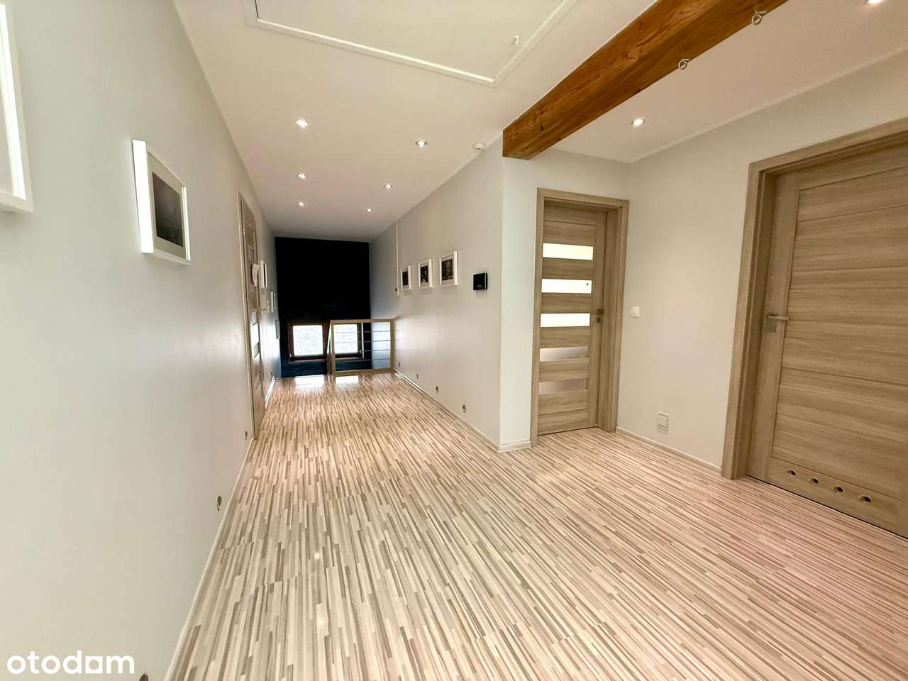 Duży dom do zamieszkania w Komarnie. Polecam-11