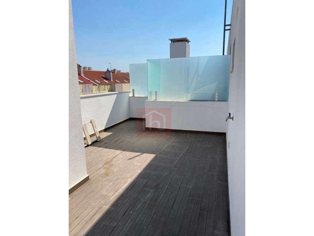 Apartamento T4 Duplex com garagem box no centro de Alcochete-25