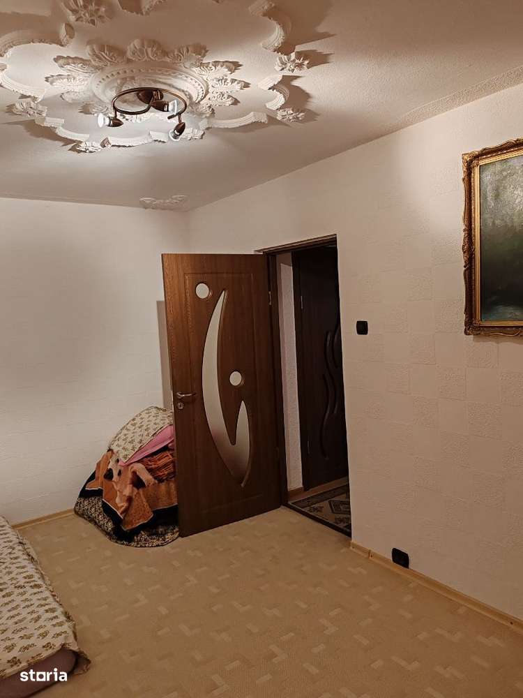 Vând apartament cu 3 camere et 3 din 4-7