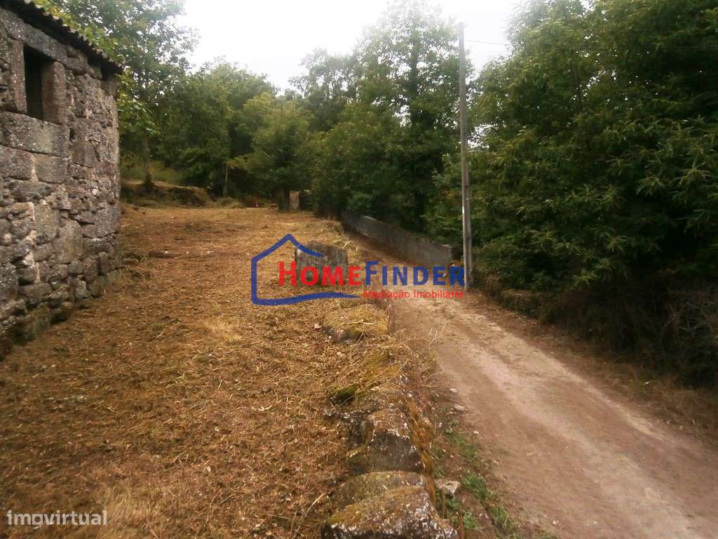 Moradia para Recuperar com Amplo Terreno e Potencial Infinito em Frian - Grande imagem: 4/27