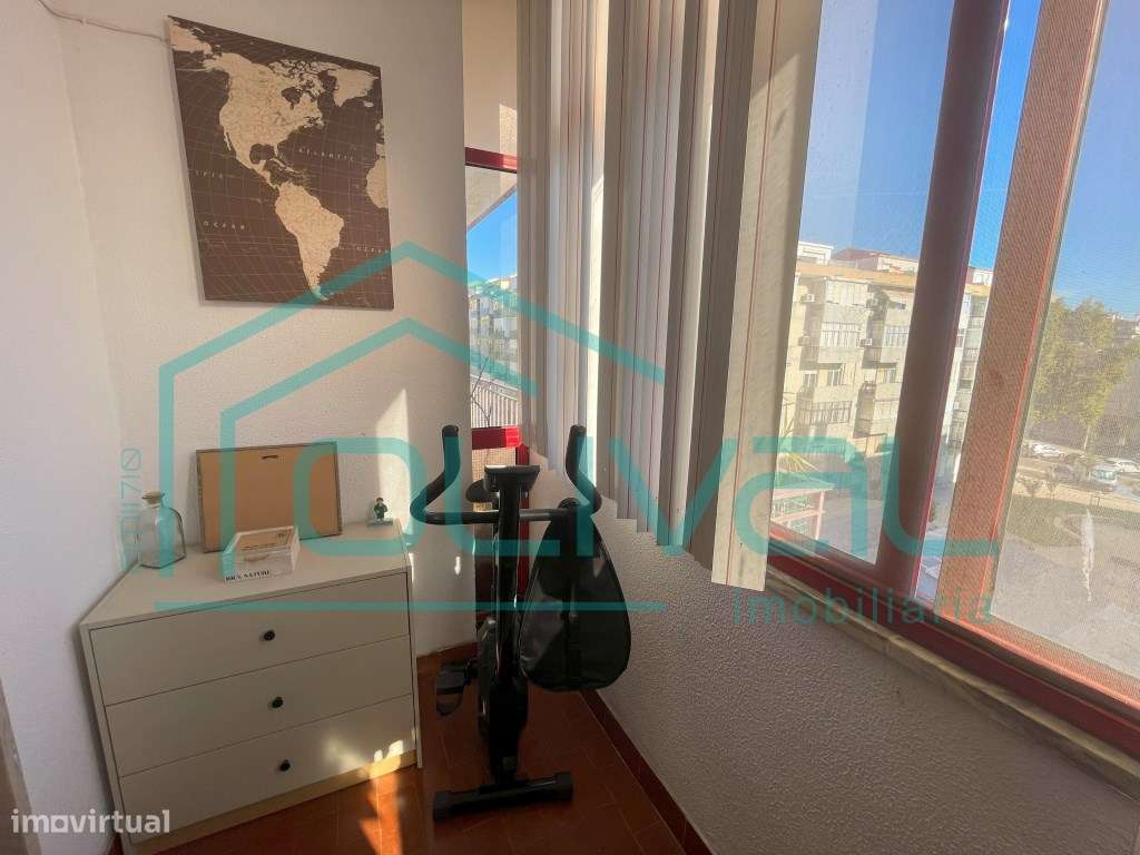 RESERVADO Apartamento T4 transformado em T3-31