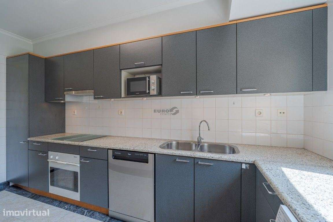 Elegante T1 com Vista Mar no Condomínio Britânia, Jardins e Piscina-18
