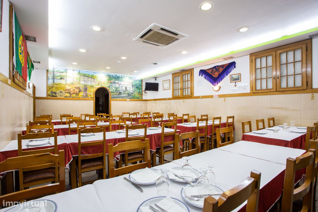 Espaçoso restaurante para trespasse em plena Rua Morais Soares
