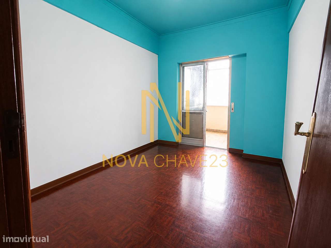 Apartamento T2 na Av. Bons Amigos | 9.º Andar | Varandas Fechadas-24