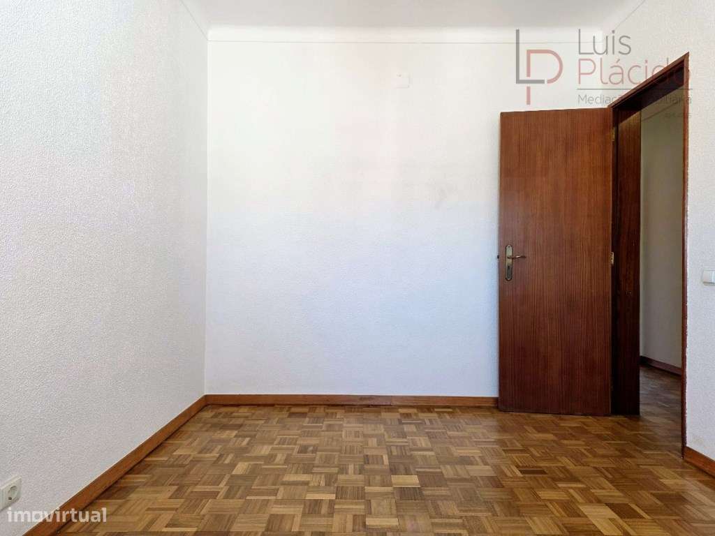 Moradia com 5 Quartos c/ Garagem + Anexo T1-24
