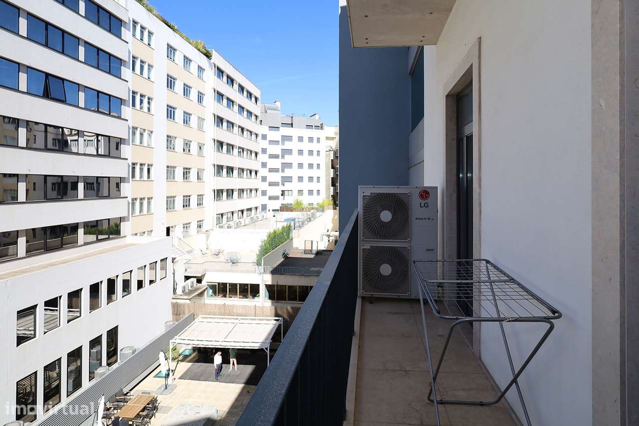 Apartamento T2 - Junto à Av. Liberdade - Totalmente Mobilado - Garagem-26