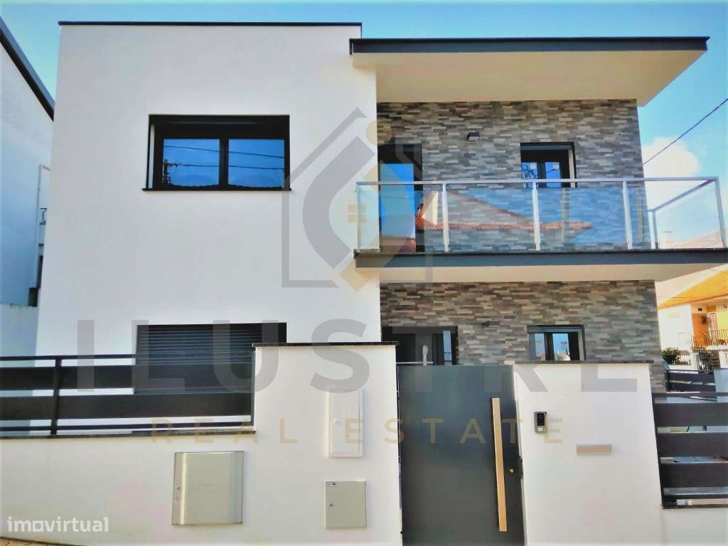 Moradia T3 em construção com piscina e garagem na Charneca de Caparica-25