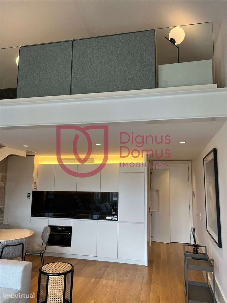 Elegante apartamento T0 Mezanine num Edifício Centenário no Largo do C-11