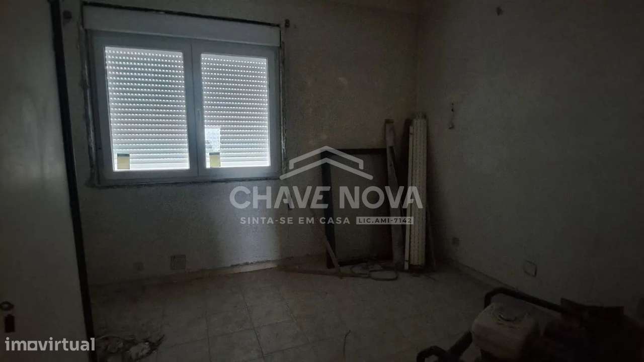 Andar Moradia T2, p/ reabilitação em Ramalde - Grande imagem: 4/14