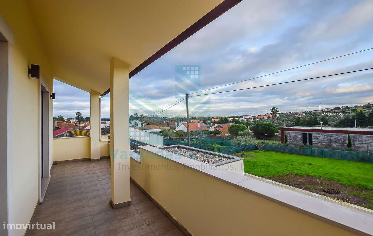 Moradia de luxo T5 com piscina e anexo-44