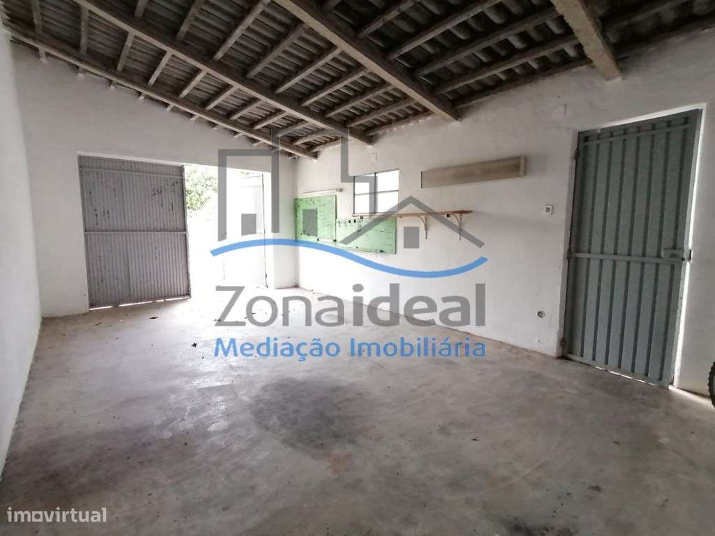 MORADIA COM 2 PISOS , OITO DIVISÕES, GARAGEM E LOGRADOURO - LOCALIZ...-23