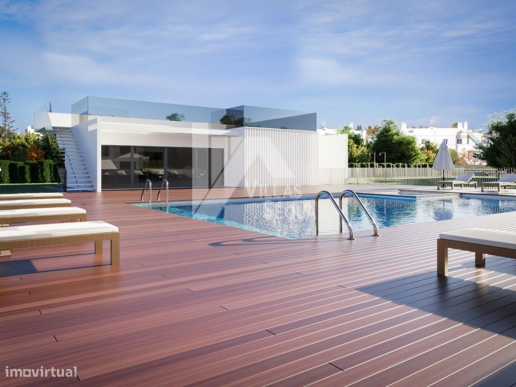 T2 top floor com grande terraço, piscina em Cabanas de Ta...