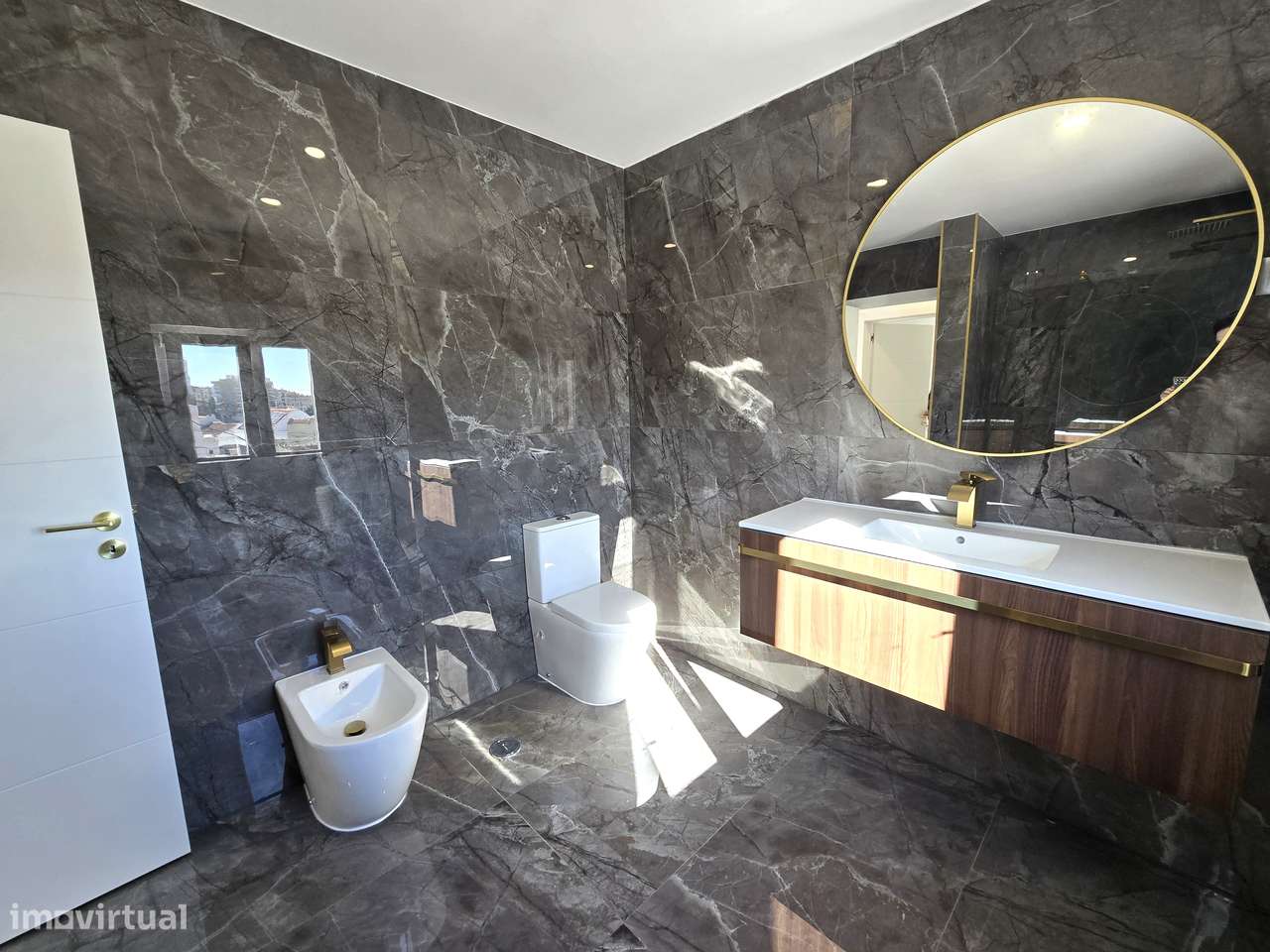 Fantástica Moradia T2 Totalmente Renovada, Independente em Setúbal-28