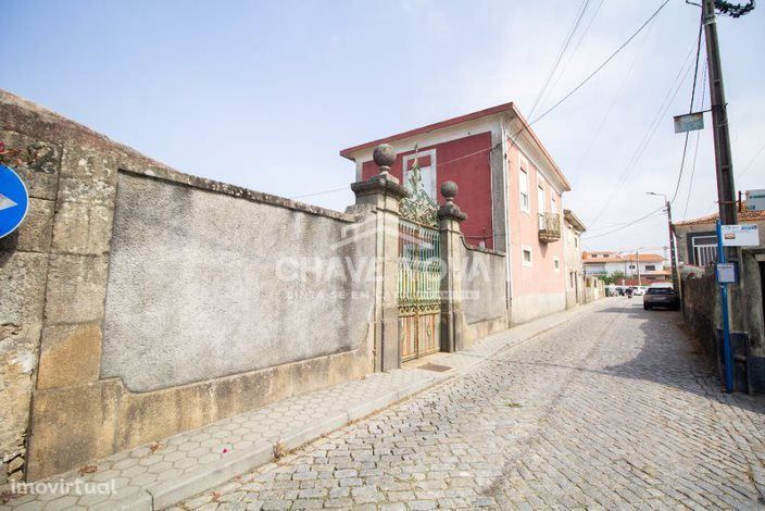 Moradia t5 com bastante terreno perto da praia na Madalena