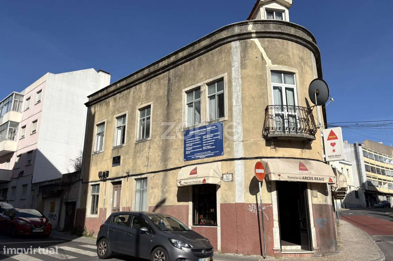 Prédio para recuperação total em Queluz-3