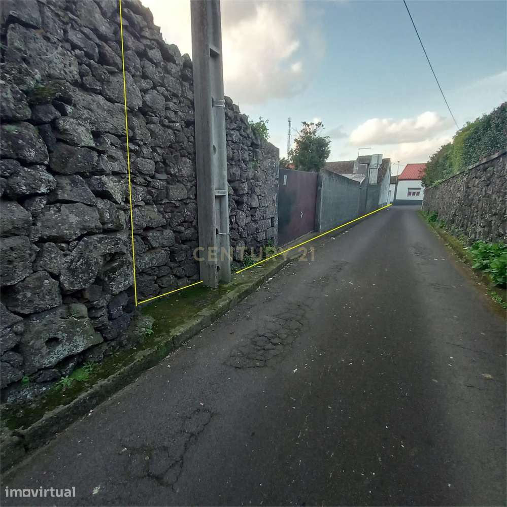 Oportunidade com Potencial – Moradia com Quintal e Estacionamento-10