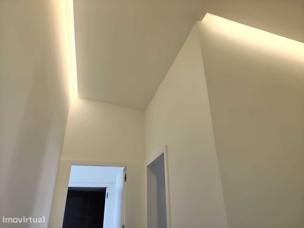 Moradia T4 com piscina, garagem e jardim em Canidelo-16