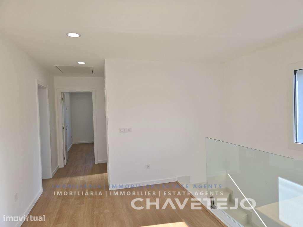 Moradia T4 Moderna c/ Garagem, estilo e Conforto a um Passo de Tomar-29