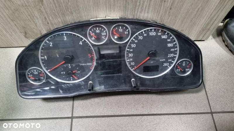 Licznik Zegar Audi A6 C5 2.5 L 4B0919881 - 1