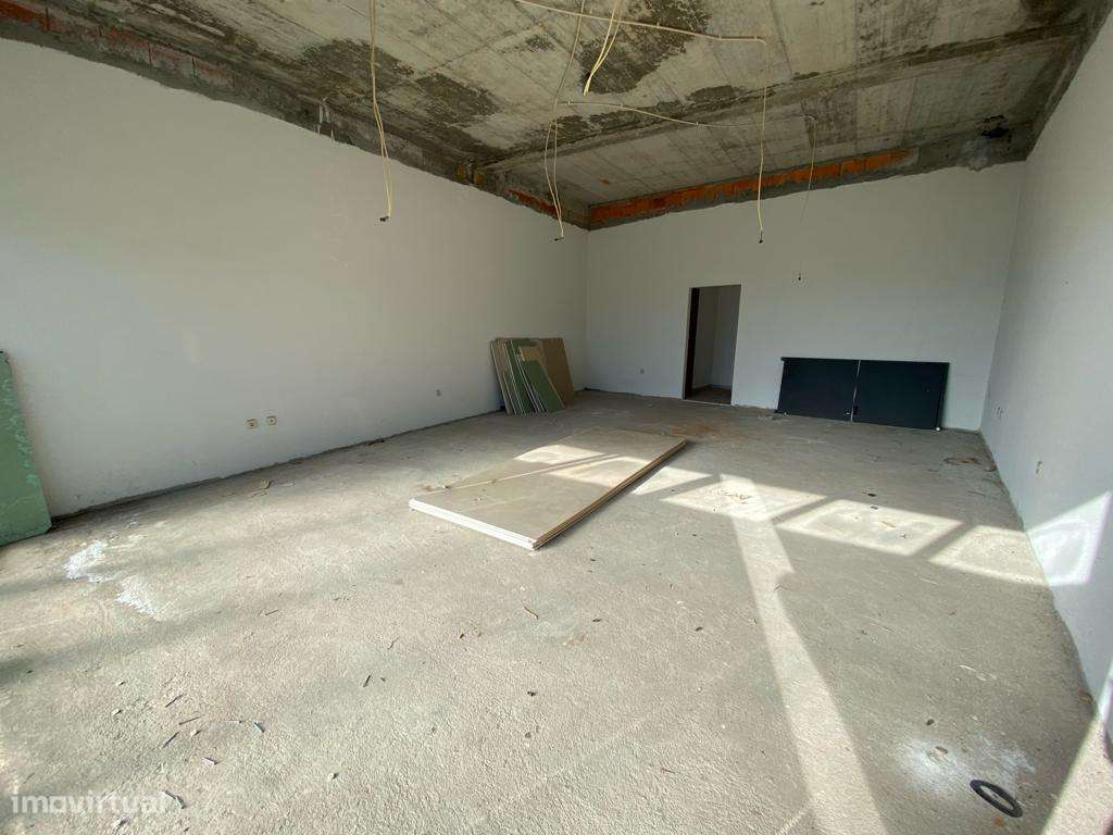 Investimento- Loja em Valongo possibilidade de Converter em T2-4