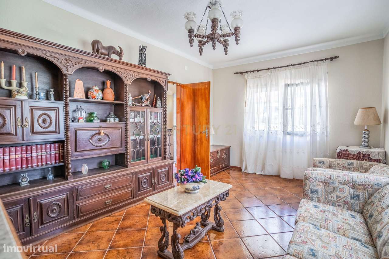 Moradia Bifamiliar com 2 Armazéns de Grande Dimensão-5