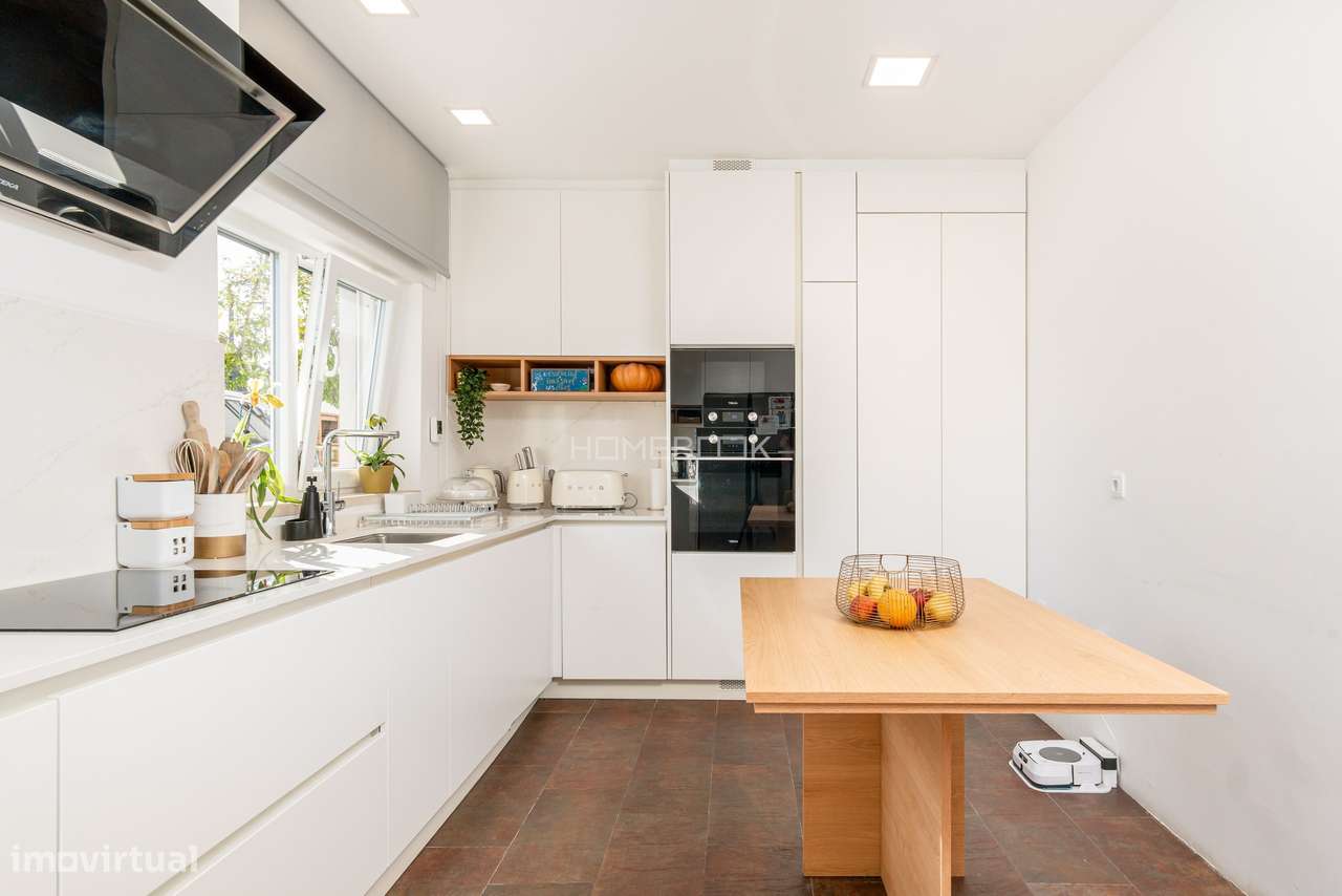 Moradia T5 renovada em condomínio fechado com piscinas, campo de ténis-17