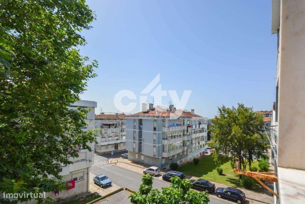 Apartamento T3 localizado em zona central de Massamá junto à Escola Se-13