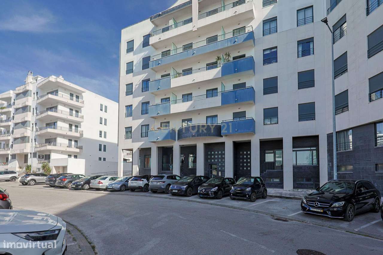 Apartamento T2 com Garagem, no Parque Luso em Corroios.-38
