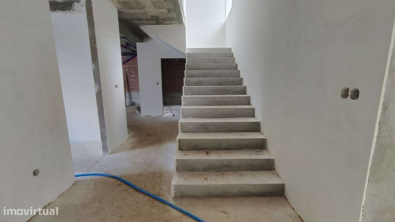Moradia T3 c/ piscina e garagem 3 viaturas - Bitarães - Paredes-14