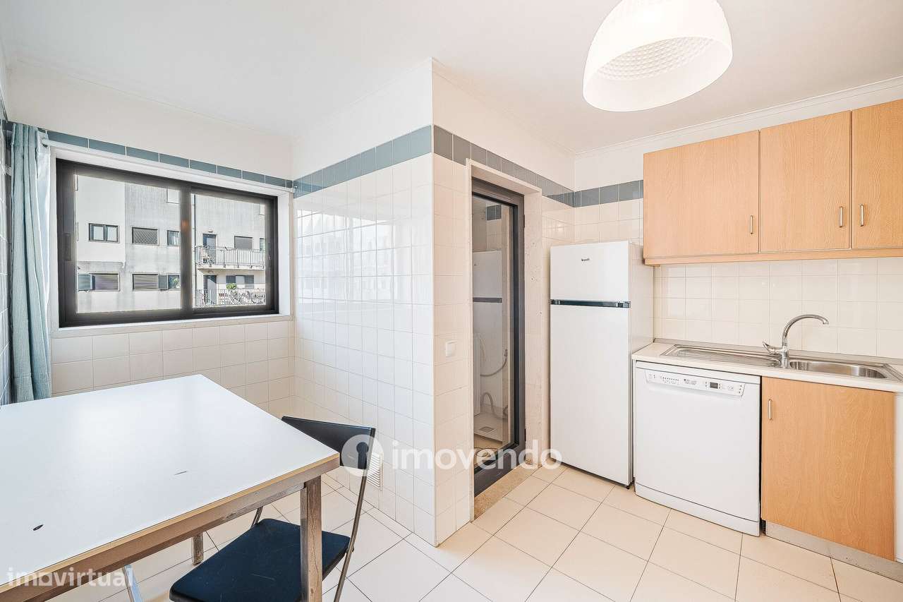 Apartamento T2 com cozinha equipada e estacionamento, na Ameixoeira-7