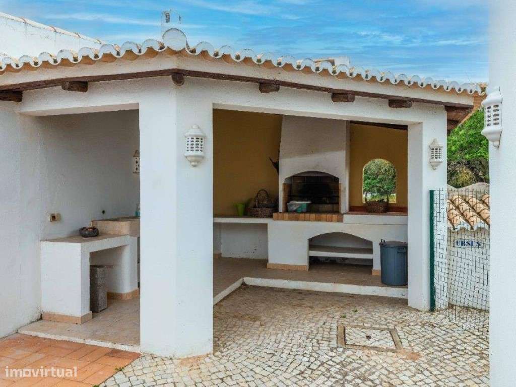 Moradia 5 quartos (V4+1) estilo tradicional com piscina perto do ce...-29