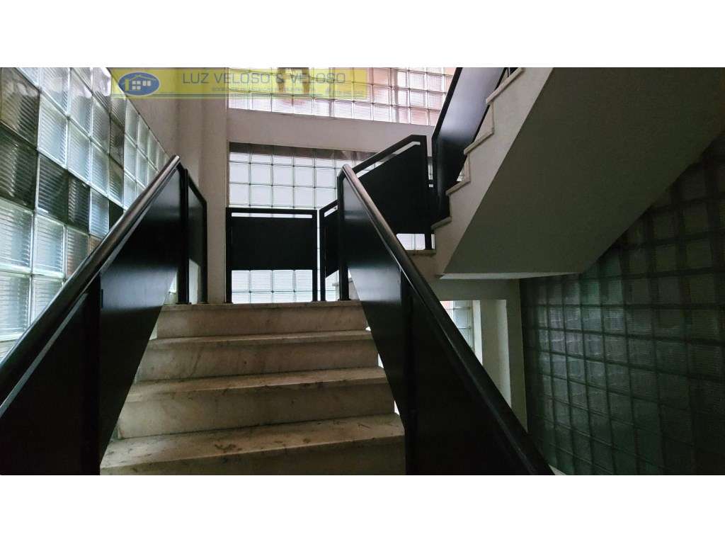 Armazém de 3 pisos, 3 entradas, 1118 m2, nas Olaias, Lisboa-21