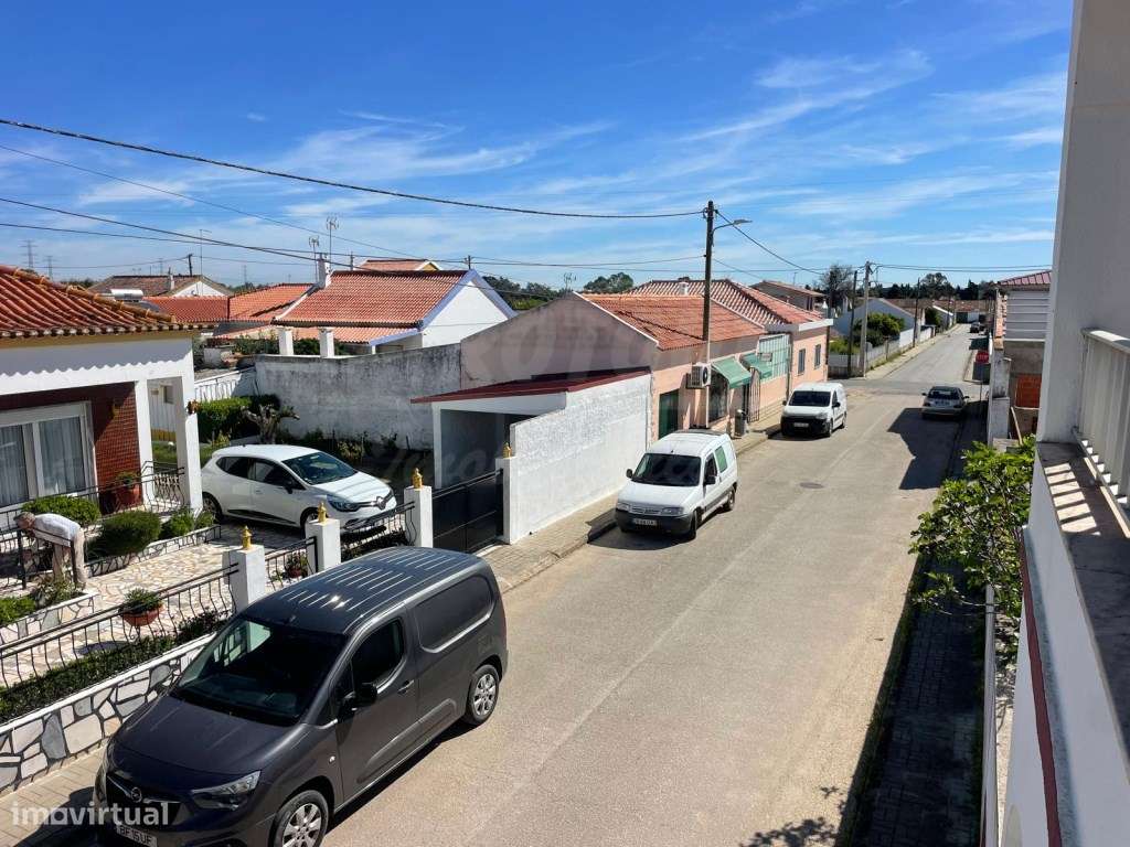 Moradia T4+3 com garagem, terraço e logradouro nas Ermidas-Sado-37