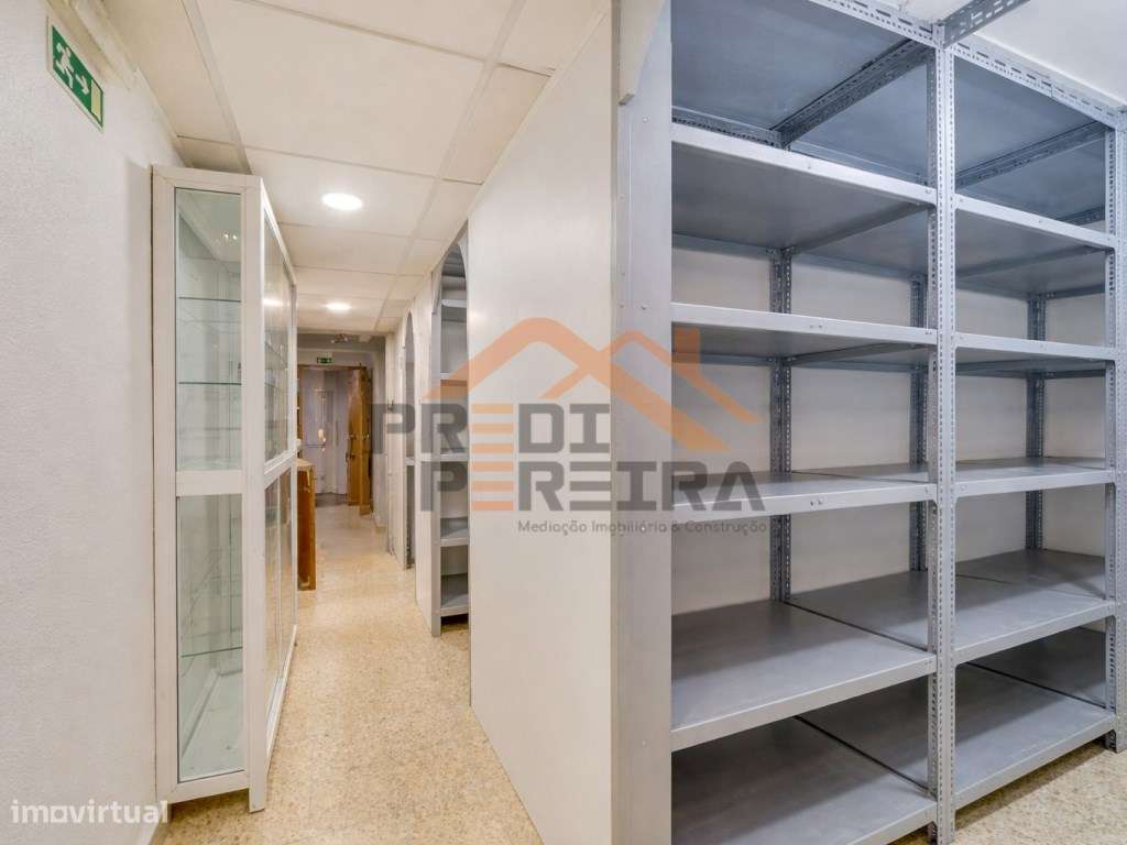 Situado em Odivelas, armazém com cerca de 180 m2.-5