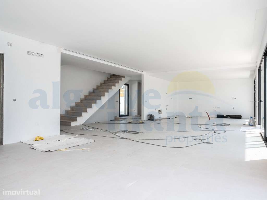 Moradia T4 de Arquitetura Contemporânea com Piscina, Rooftop e Vist...-14