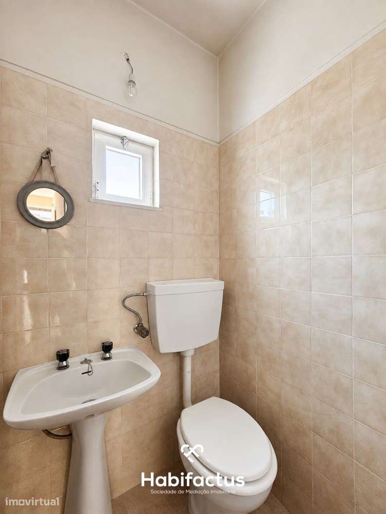 Moradia T3 para Remodelar em Bodiosa com Terreno-16