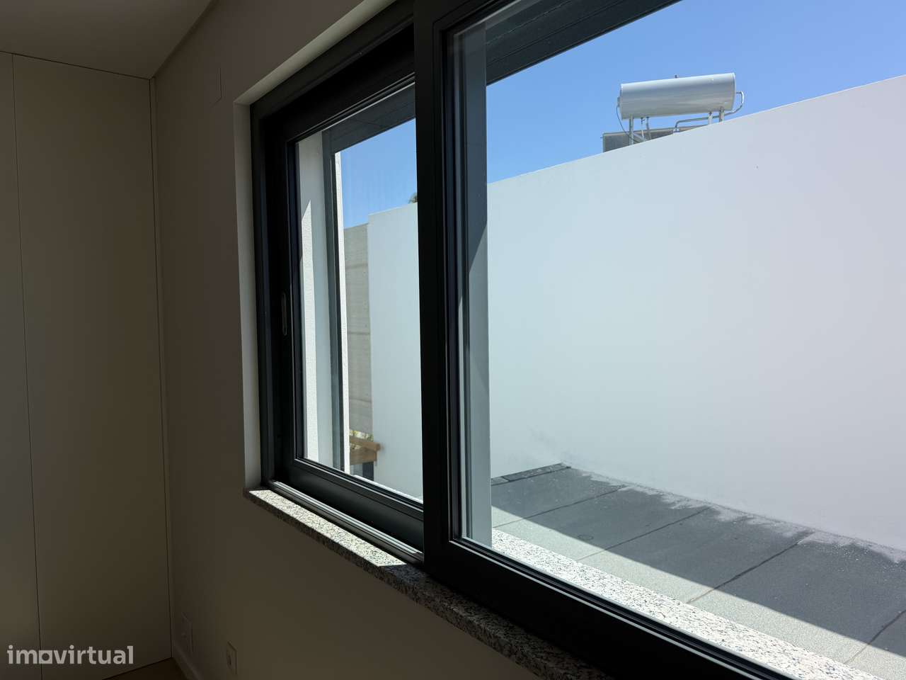 Moradia T4 com piscina, terraço e garagem em Ferreiras-15