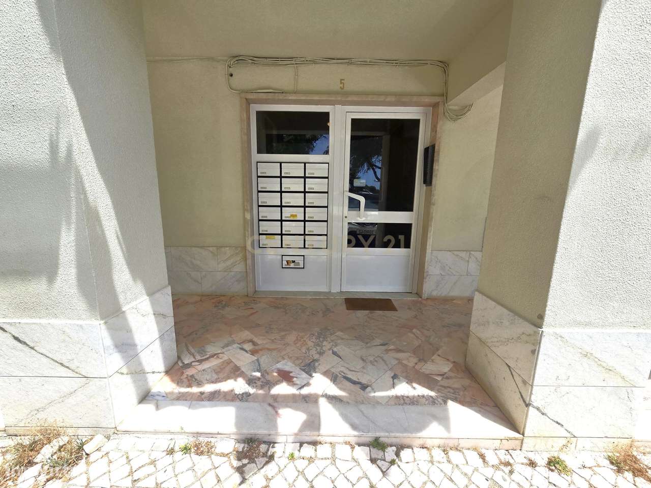 Apartamento T1 na Ramalha em Almada com Varandas e Elevador-16