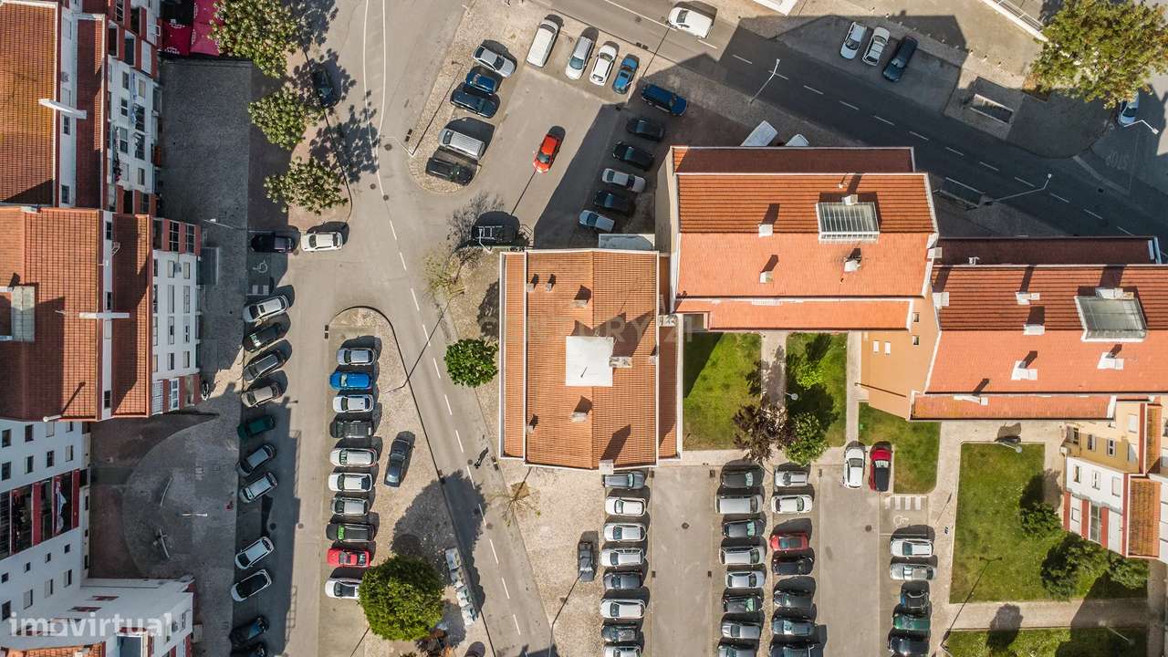 Apartamento T3 em Amora, Seixal - Oportunidade Única!-37
