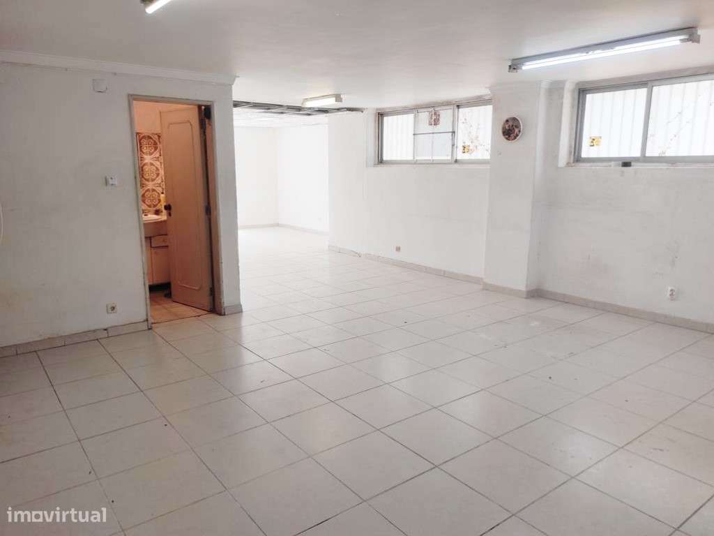 Espaço versátil com 125 m²: ideal para habitação ou serviços-3